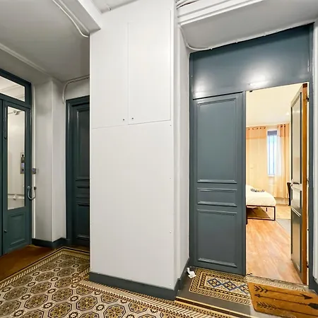 Functional Apartment, Belleville, 11 * Parigi