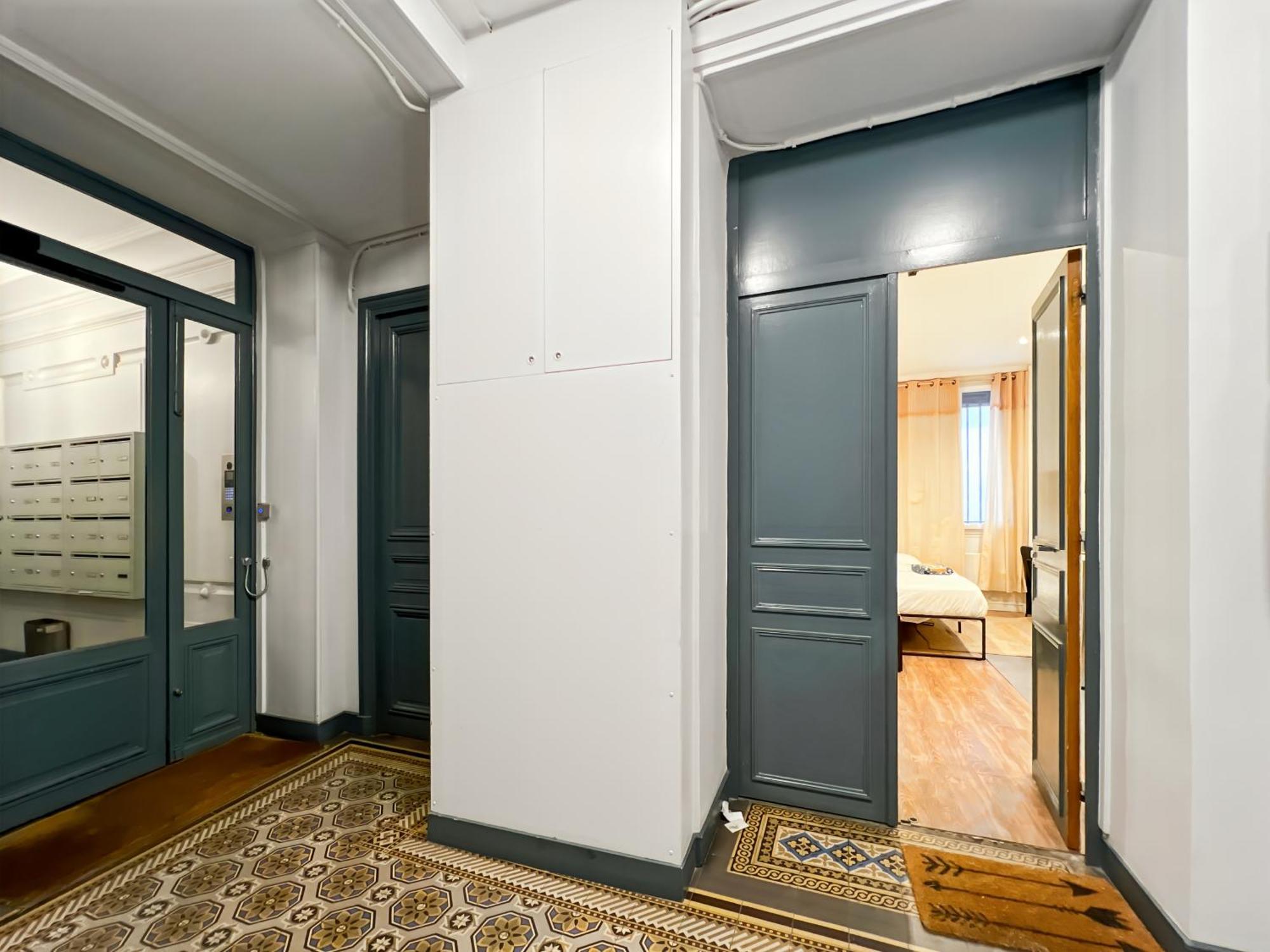 Functional Apartment, Belleville, 11 * Parigi